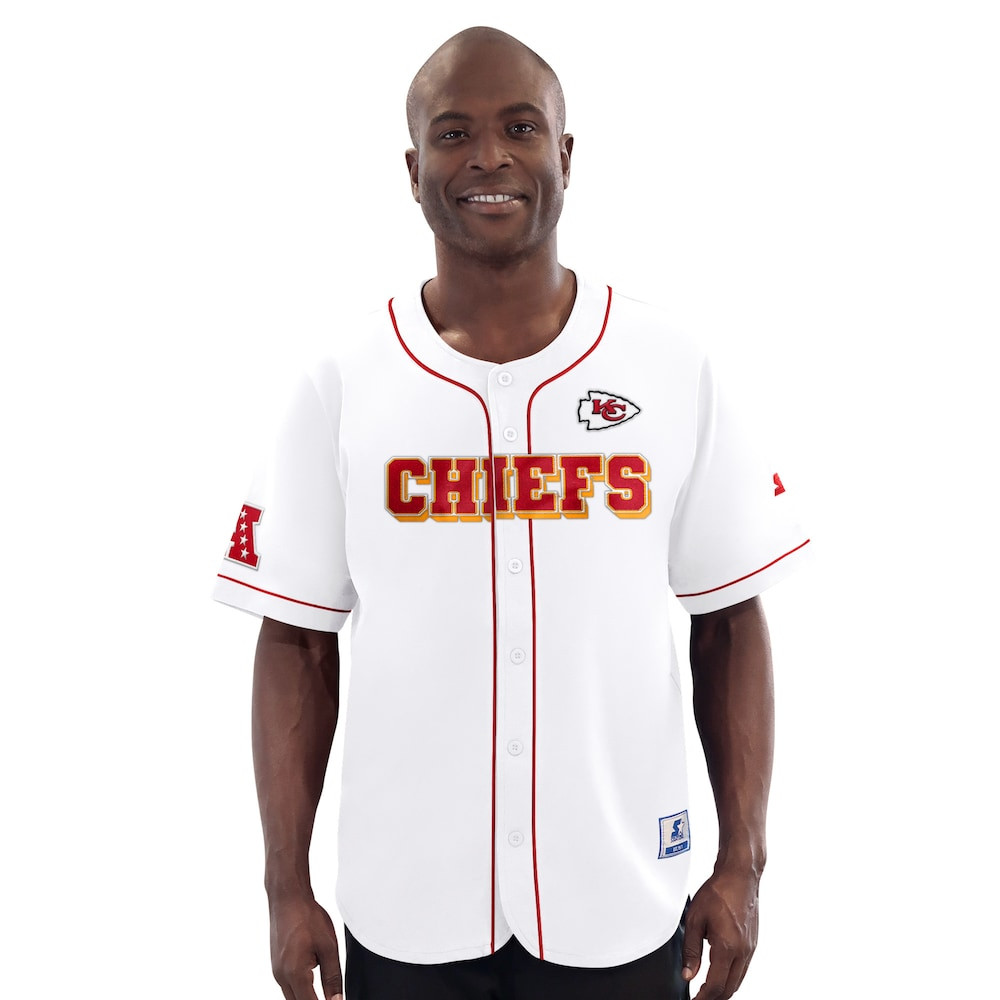 Kansas City Chiefs Merch - Men's Relay Full-Button Baseball Jersey, White - Starter - Football Fan Birthday Gift 1 - Unicasport Kansas City Chiefs Merch - Men's Relay Full-Button Baseball Jersey, White - Starter - Football Fan Birthday Gift