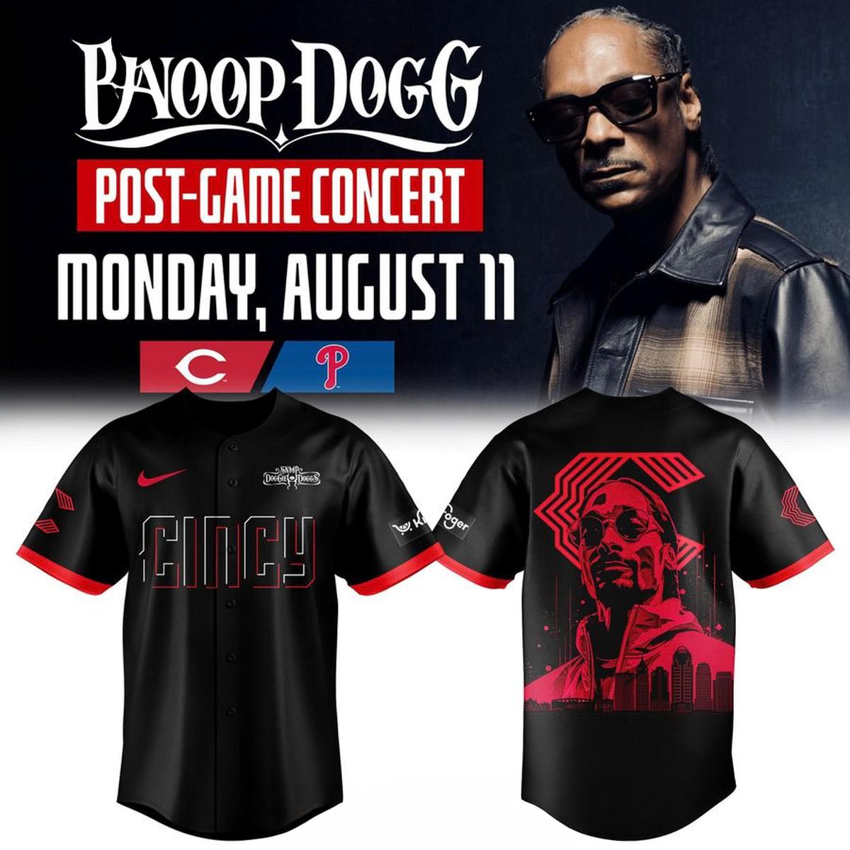 Cincinnati Reds x Snoop Dogg Post Game 2026 Concert Baseball Jersey Music Fan Edition 2 - Unicasport Cincinnati Reds x Snoop Dogg Post Game 2026 Concert Baseball Jersey Music Fan Edition