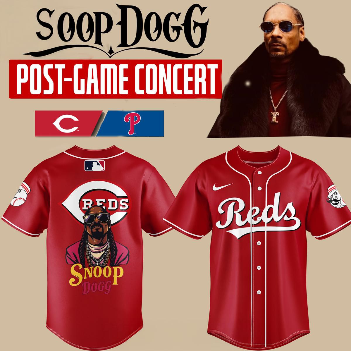 Cincinnati Reds x Snoop Dogg Post Game 2026 Concert Baseball Jersey Retro Graphic 1 - Unicasport Cincinnati Reds x Snoop Dogg Post Game 2026 Concert Baseball Jersey Retro Graphic