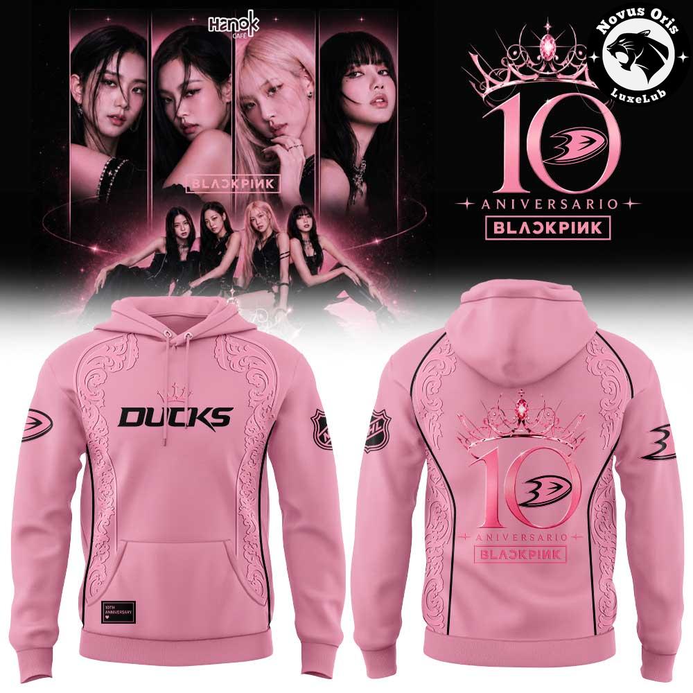 Anaheim Ducks x BLACKPINK 10th Anniversary 2026 Hoodie 1 - Unicasport Anaheim Ducks x BLACKPINK 10th Anniversary 2026 Hoodie