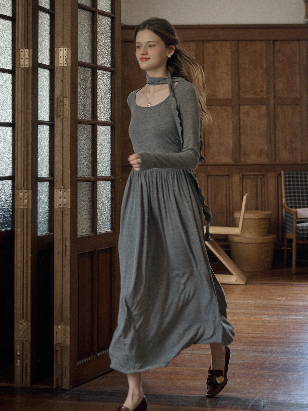 Elegant Grey Round Neck Long Gown with Bow Detail Good Stylists Boffo
