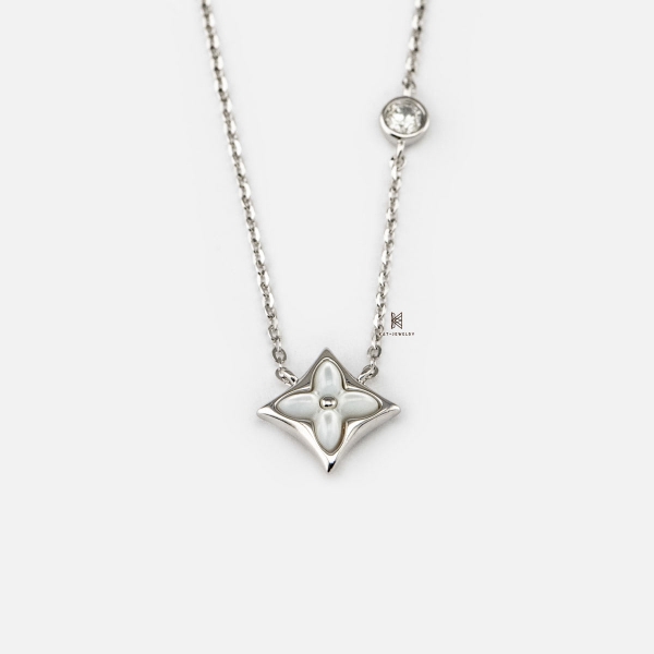SNEEBER PEAK CLOVER MOTHER OF PEARL AND SINGLE GEM