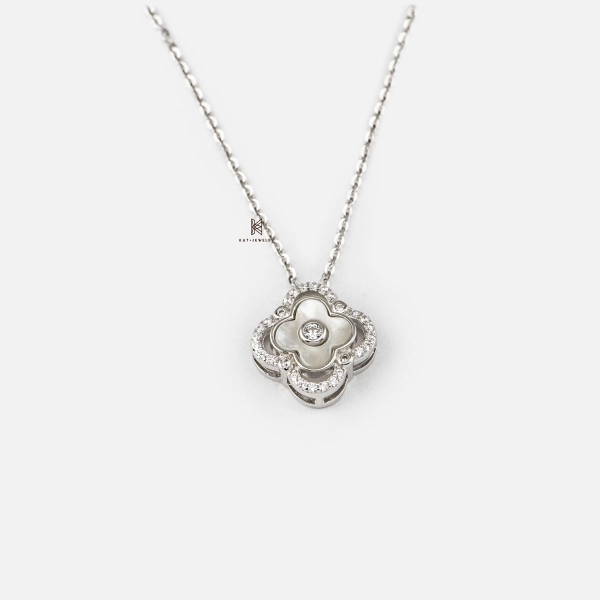 SNEEBER SINGLE CLOVER MOTHER OF PEARL AND GEM LINE