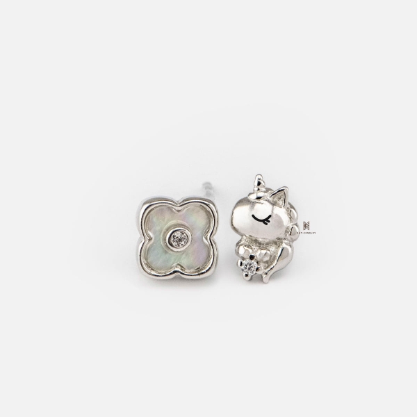 SNEEBER STUDCUTE MOTHER OF PEARL UNICORN AND MULTI SPECIAL CLOVER