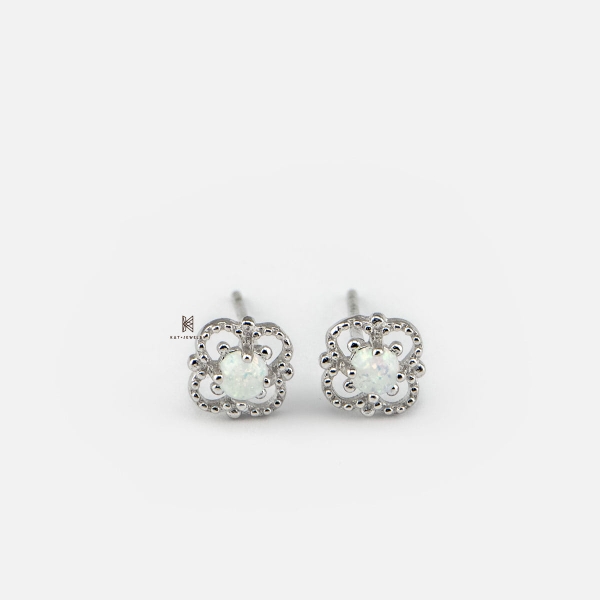 SNEEBER STUDSQUARE FLOWER OPAL STONE
