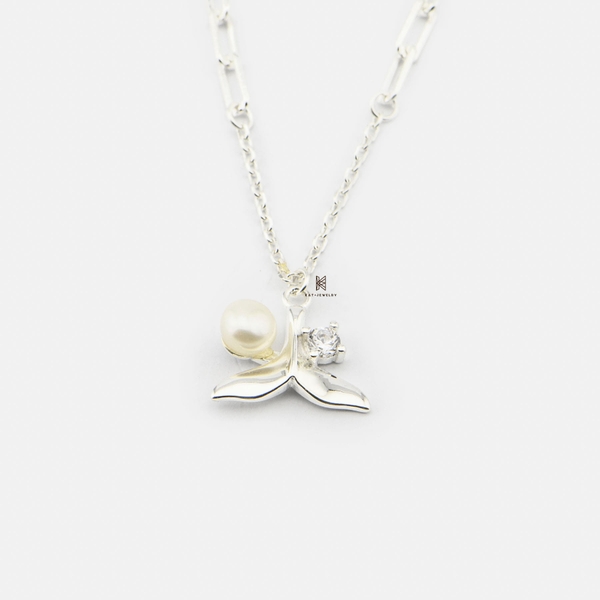SNEEBER WHALE TAIL GEM AND PEARL